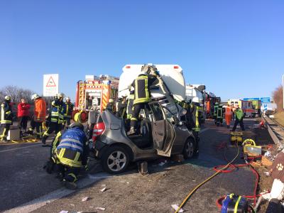 Mundelsheim: A81 Schwerer Unfall mit Vier Lkw und ein Pkw - 2 Fahrstreifen gesperrt - 4 km Stau, Vollsperrung